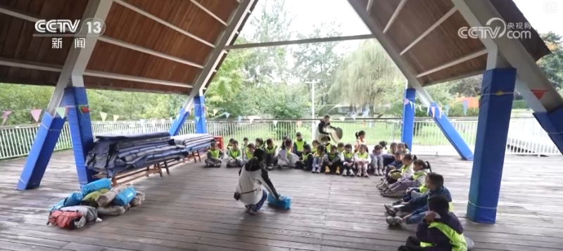 多元尝试打造快乐假期 “托底+协同”满足学生多样需求 | 多视角观察首个“秋假”↓