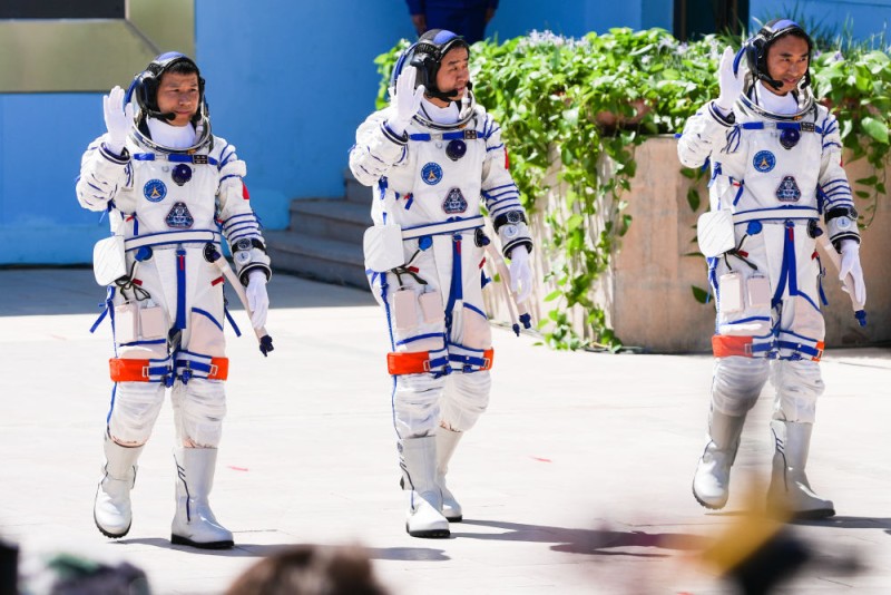 舟落东风霞色里 画展神州明日春 ――写在神舟二十号航天员乘组天外凯旋之际