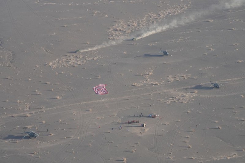 舟落东风霞色里 画展神州明日春 ――写在神舟二十号航天员乘组天外凯旋之际