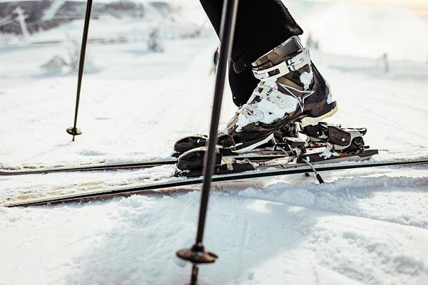 未成年人滑雪撞伤他人，谁之过？法院这样判→