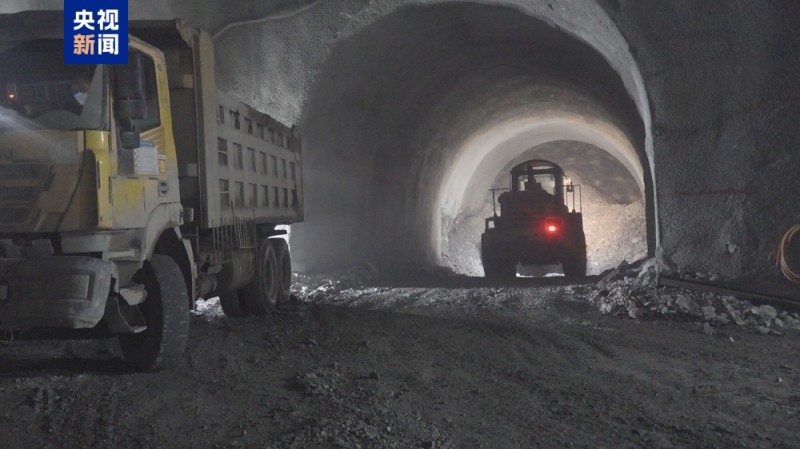 渝万高铁进度条刷新 长岭岗隧道平行导坑贯通