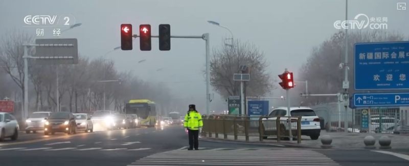 清扫、巡逻、走访……各部门协力应对风雪 保障道路畅通与群众生产生活
