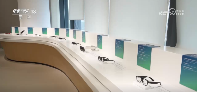 新消费图鉴 | 情感搭子、随身翻译官……“科技+”激发消费“新”风尚