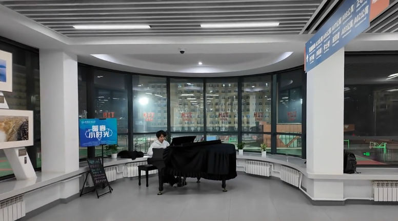 视频丨冬天穿短袖？哈工大硬核“暖廊”惊艳网友