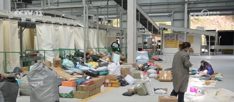 “公交带货”激发乡村物流活力 打通快递进村“最后一公里”