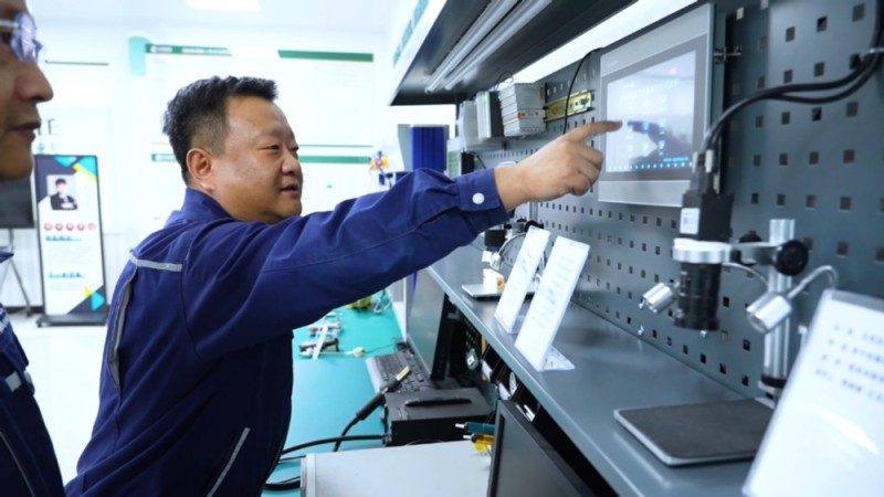 【理响中国・薪火“燃”青春】百花齐放的城市新产业：从能源依赖到双轮奔腾