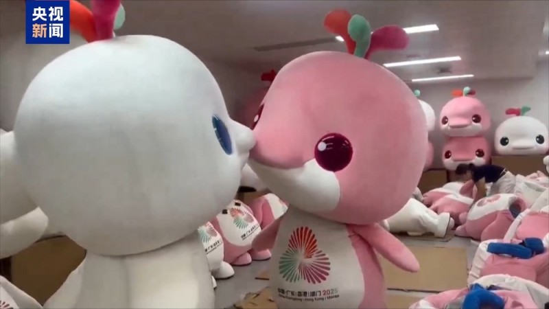 新闻周刊丨16斤玩偶服藏不住可爱 全运会吉祥物斗舞名场面