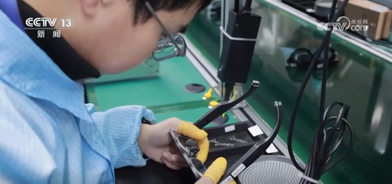 新消费图鉴 | 情感搭子、随身翻译官……“科技+”激发消费“新”风尚