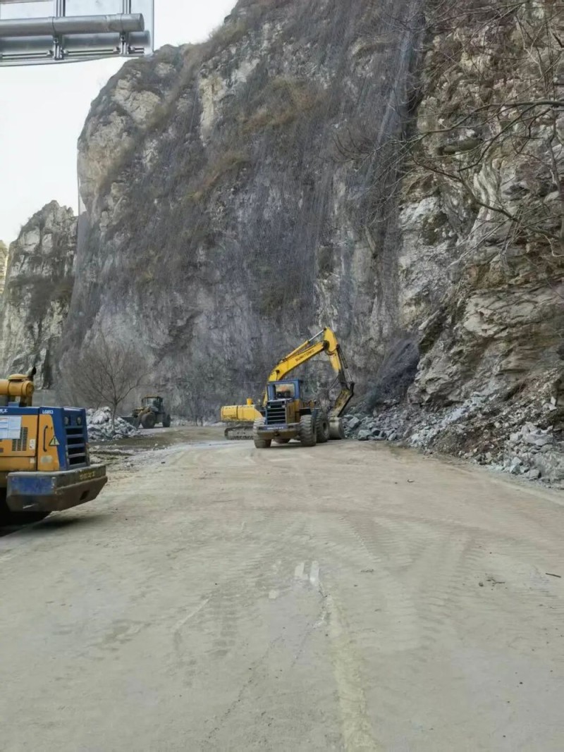 G108国道房山段山体塌方完成清理,力争尽快恢复通行