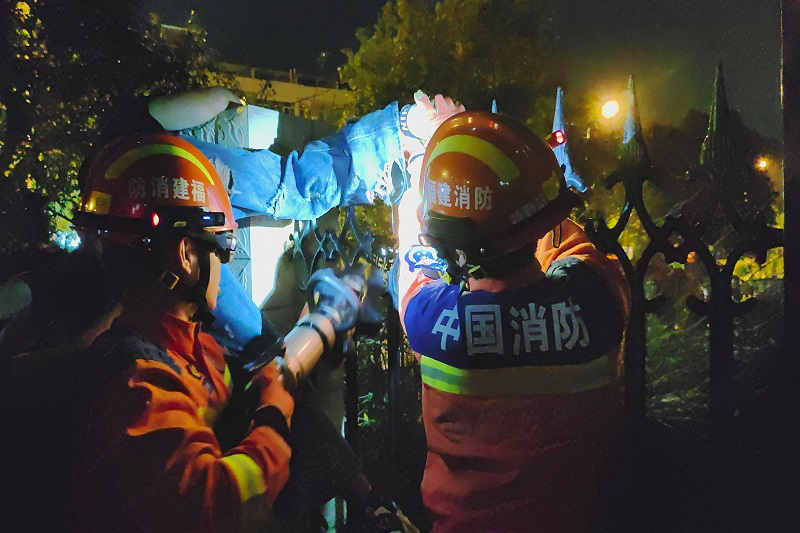 男子翻墙被铁栅栏刺伤小腿 利器贯穿伤如何急救？