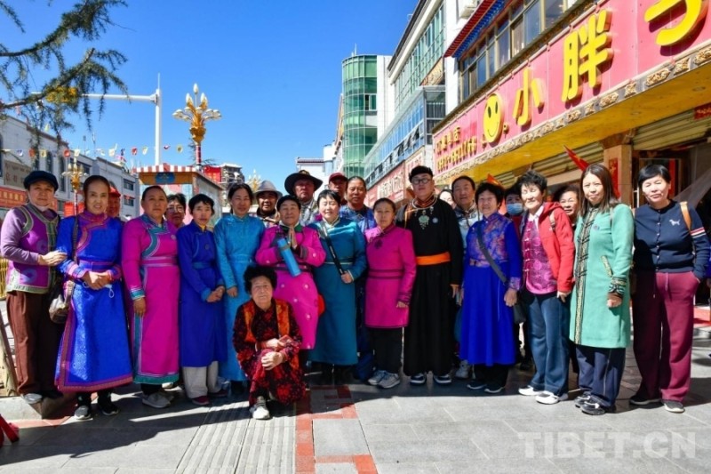 高原银发旅行热 西藏不再是远方