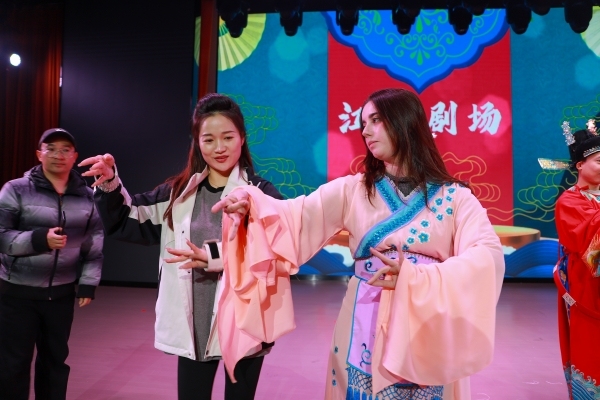 【2025打卡中国】淮安收官:“探汉王陵”感汉风磅礴 “赏黄梅戏”品人文鲜活 【2025打卡中国】淮安收官:“探汉王陵”感汉风磅礴 “赏黄梅戏”品人文鲜活