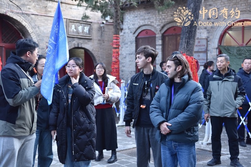 中国有约｜国际友人打卡临汾小西天 悬空彩塑铸就“别有天”奇境