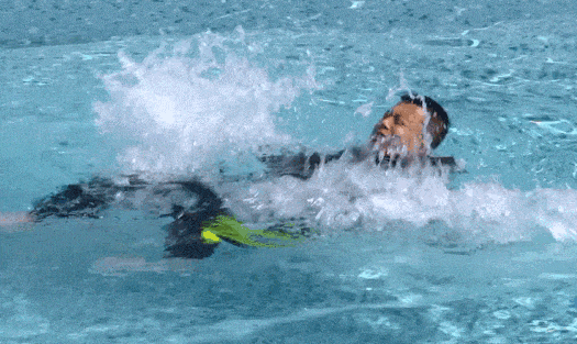 不慎落水羽绒服能保命?消防实验:厚款可漂浮10分钟 但勿当救生衣