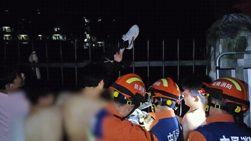 男子翻墙被铁栅栏刺伤小腿 利器贯穿伤如何急救？