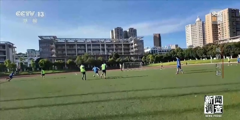 新闻调查丨小城的“野生”球场比赛 为何能让全国网友追着看？