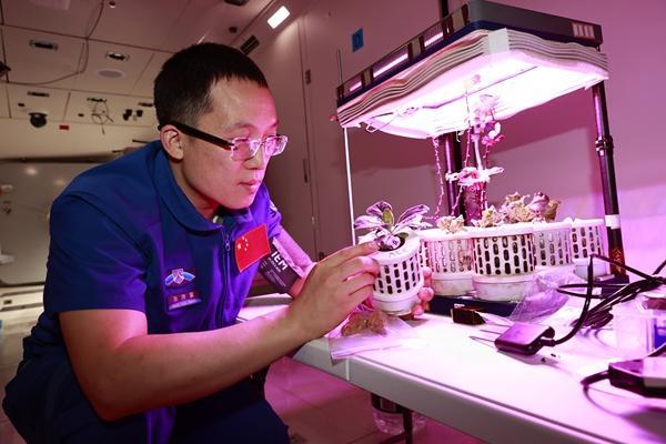 航天员张洪章:把科研梦写在星辰大海