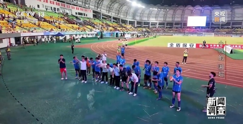 新闻调查丨小城的“野生”球场比赛 为何能让全国网友追着看？