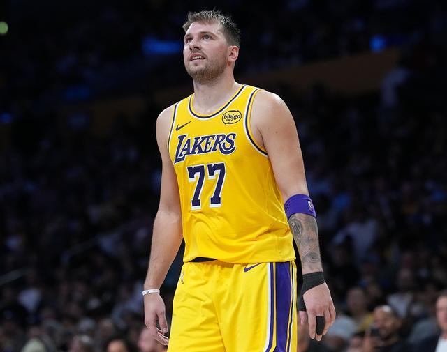 43分9板13助！东契奇打疯了，一战刷爆多项NBA纪录，老詹把话挑明