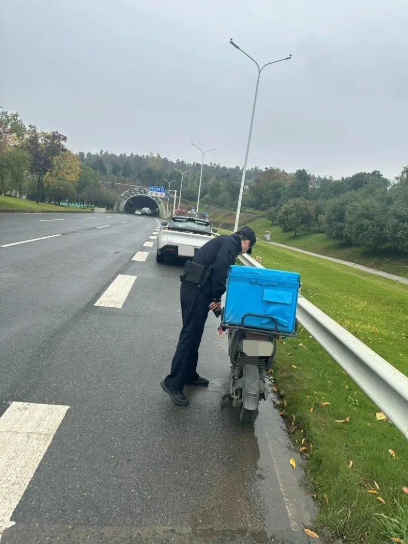 10小时打了25个电话 民警急了……