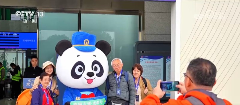 特色专列“出圈”擦亮地方旅游名片 “火车+文旅”打开消费新场景