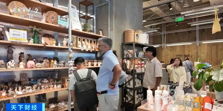 视频丨手机“碰一下”就能退税 “中国购”成来华旅游新潮流