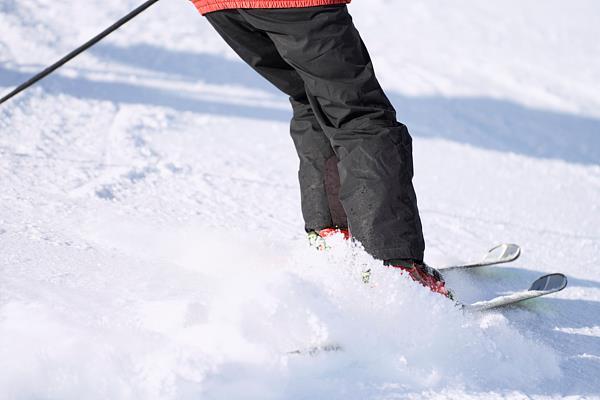 未成年人滑雪撞伤他人，谁之过？法院这样判→