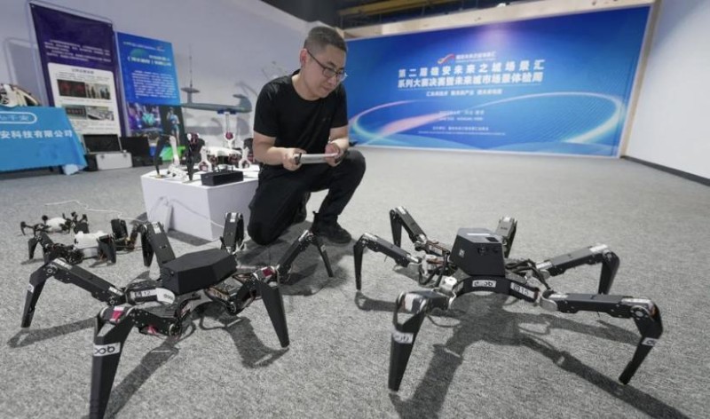 工作人员正在展示行动灵活的六足机器人。李畅摄 雄安,一座现代化新城正拔节生长