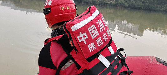 不慎落水羽绒服能保命?消防实验:厚款可漂浮10分钟 但勿当救生衣