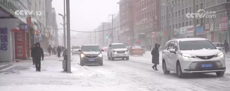 多地以雪为“令”迅速响应 联动开展除雪保畅工作
