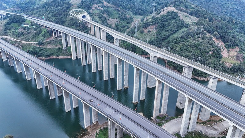 从“铁路修到苗家寨”到高铁全覆盖,贵州青山挂起“银飘带”