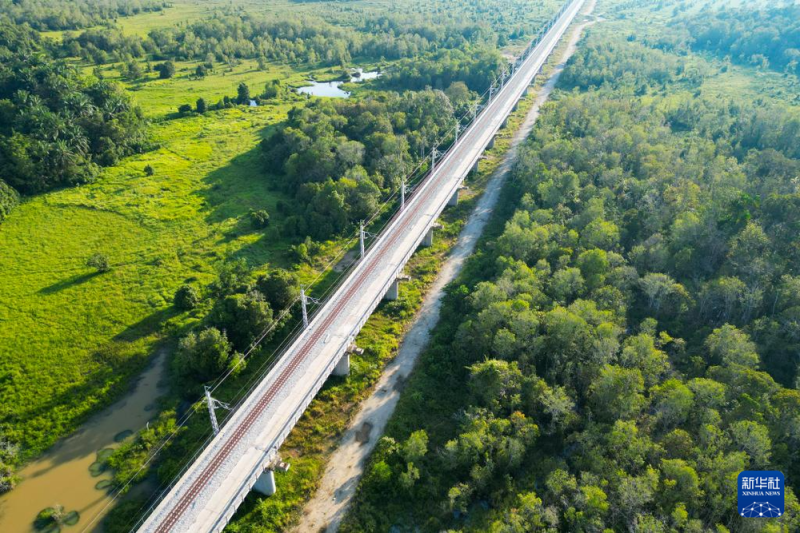记者手记丨在延伸向未来的铁轨上