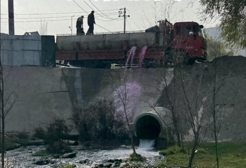 网传甘肃临夏一货车向河道排污 当地通报称正在调查处理