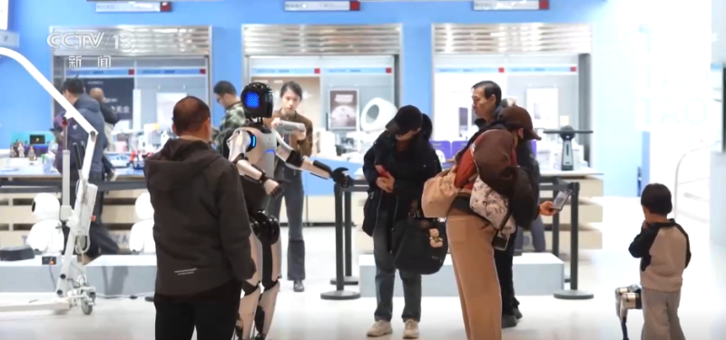 新消费图鉴 | 情感搭子、随身翻译官……“科技+”激发消费“新”风尚