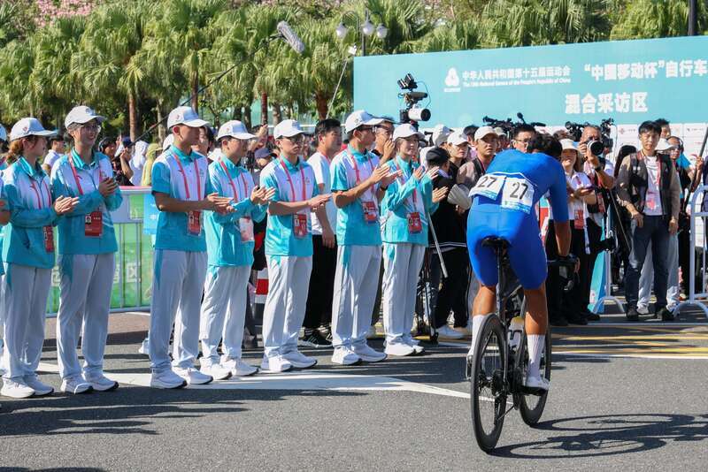 珠海青年志愿者护航十五运自行车赛