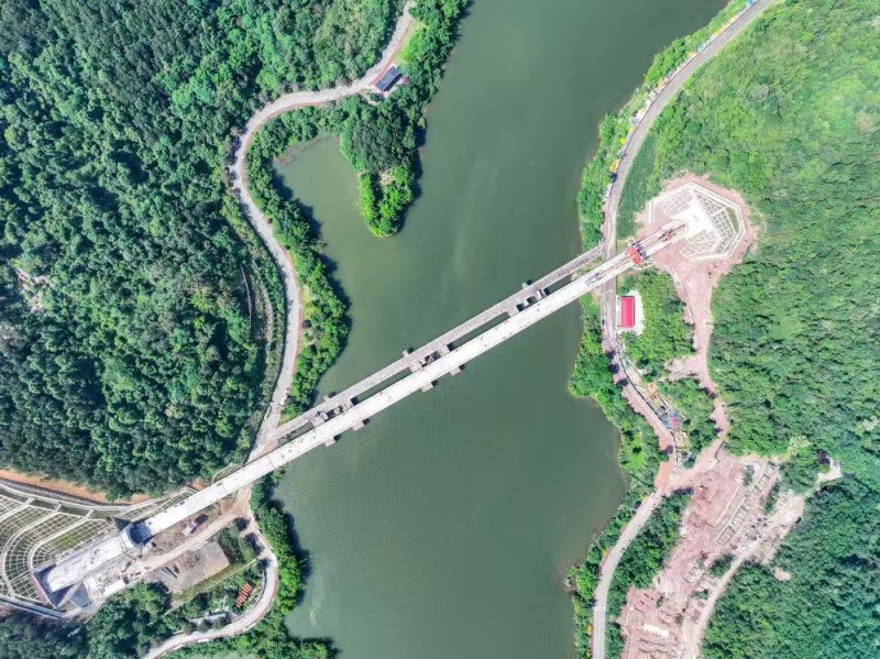 中国高速铁路进度条再“刷新” “八纵八横”正在改变你的生活