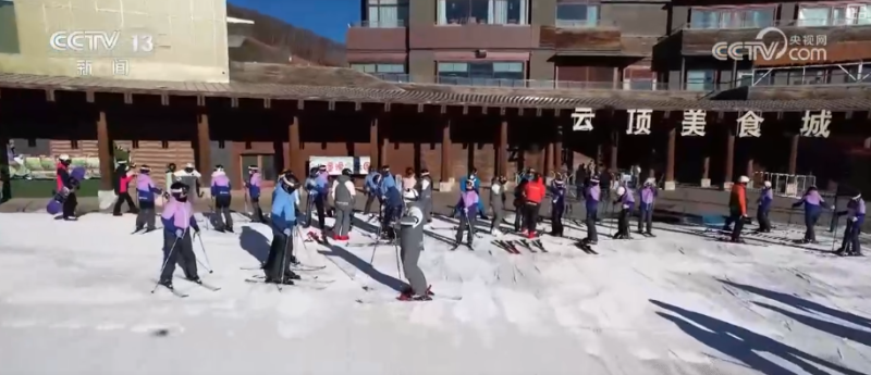 创新业态释放“冬雪夏凉”资源优势新活力 “高端赛事+大众活动”添彩花样冰雪