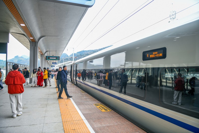 从“铁路修到苗家寨”到高铁全覆盖,贵州青山挂起“银飘带”