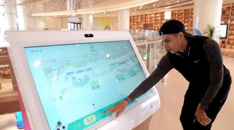 【中国有约】不像书城,更像文化公园!国际友人漫步深圳“湾区之眼”感受“书香中国”