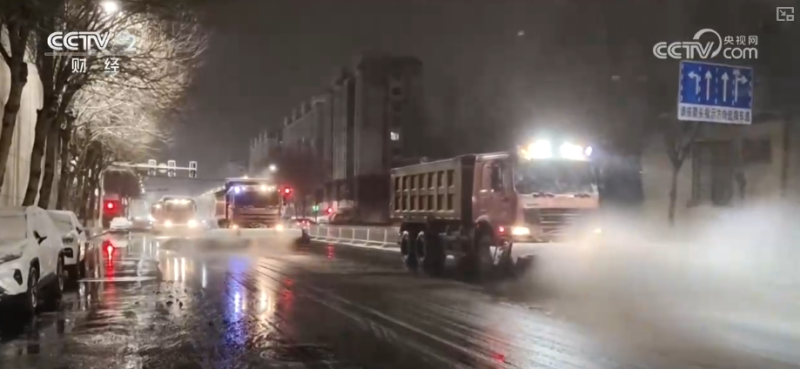 清扫、巡逻、走访……各部门协力应对风雪 保障道路畅通与群众生产生活