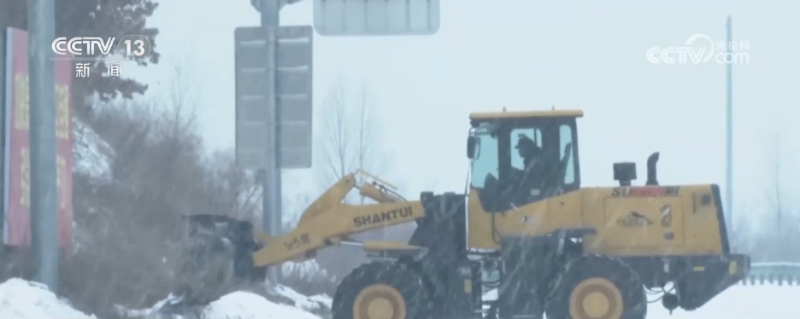 多地以雪为“令”迅速响应 联动开展除雪保畅工作