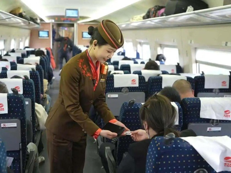 高铁上手提包无人认领 查验后里面竟有价值百万的物品