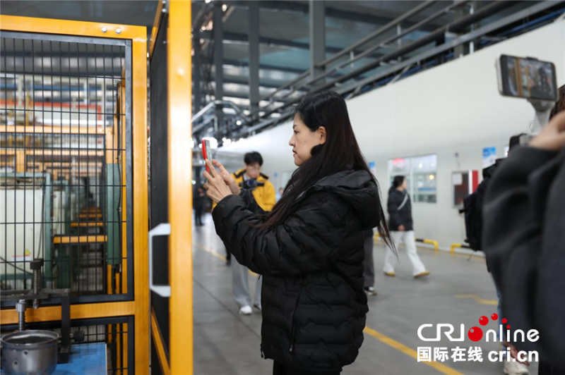 【2025打卡中国】商丘民权有多“冷”?外国网红在这里找到了一条百亿“热”链! 【2025打卡中国】商丘民权有多“冷”?外国网红在这里找到了一条百亿“热”链!