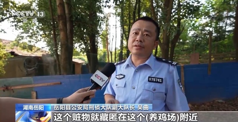 法治在线丨百万金饰被藏隐秘的角落 警方靠两分钟犬吠声破案