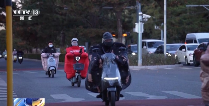 电动车“挡风被”藏风险 御寒装备这样选又暖又安全