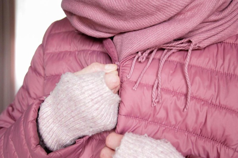 又到了一碰小猫就噼里啪啦的季节 不只会疼 触发静电还有这些隐患→