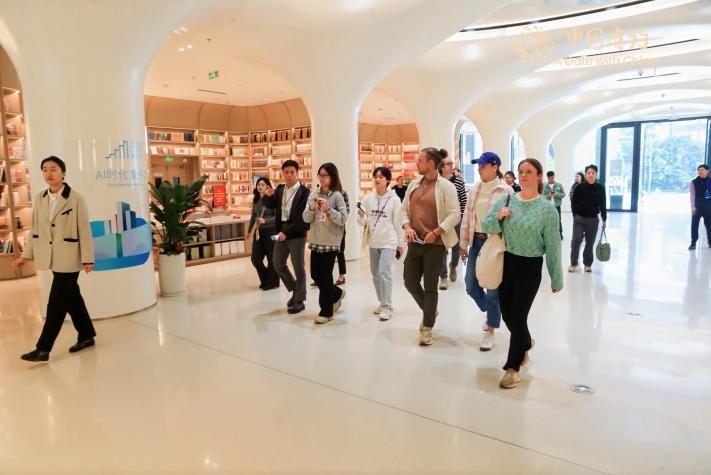 【中国有约】不像书城,更像文化公园!国际友人漫步深圳“湾区之眼”感受“书香中国”