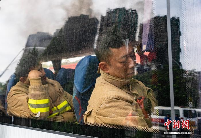 “不放弃任何一个求助”――香港消防员的48小时火海奋战