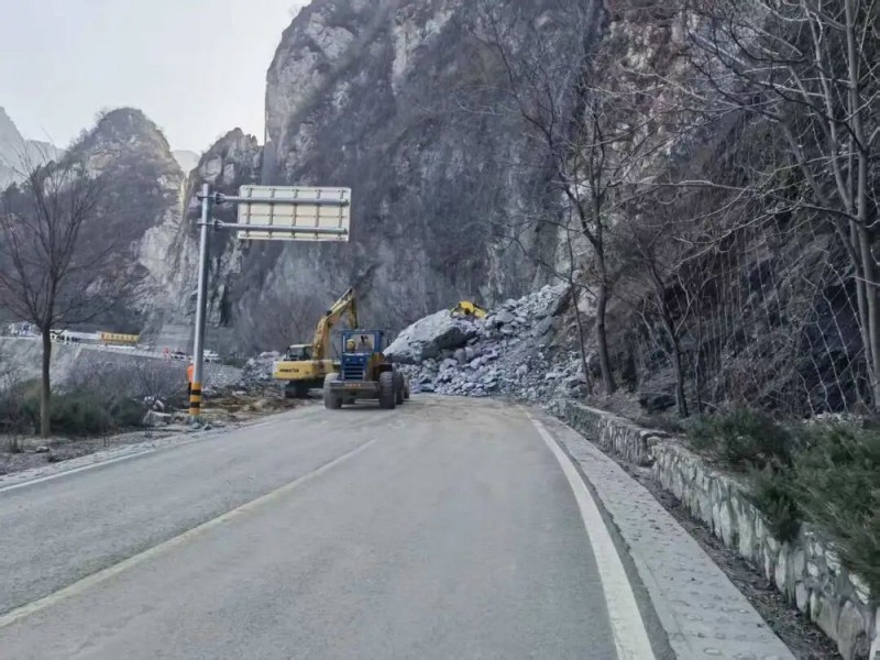 G108国道房山段山体塌方完成清理,力争尽快恢复通行