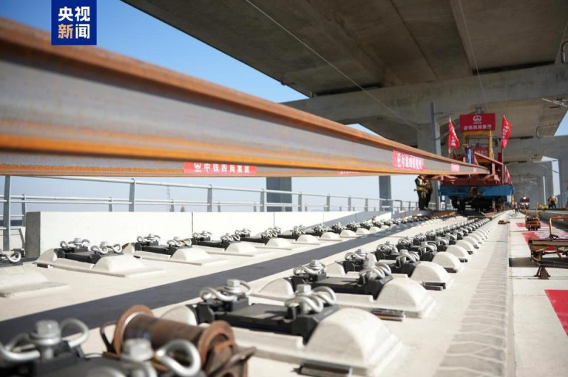 巢马城际铁路全线开始铺轨 预计明年下半年具备开通条件